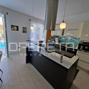 *** Splitska, Brač - Ekskluzivna villa s panoramskim pogledom na more ***