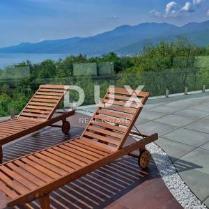 SRDOČI, MARTINKOVAC, BRESTOVICE-  stan u prizemlju 170m2 s panoramskim pogledom na more i bazenom + okućnice 250m2 najam