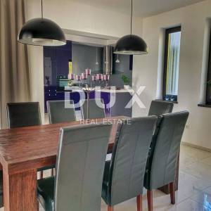 SRDOČI, MARTINKOVAC, BRESTOVICE-  stan u prizemlju 170m2 s panoramskim pogledom na more i bazenom + okućnice 250m2 najam