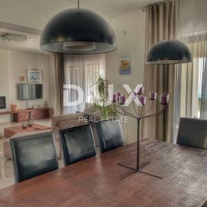 SRDOČI, MARTINKOVAC, BRESTOVICE-  stan u prizemlju 170m2 s panoramskim pogledom na more i bazenom + okućnice 250m2 najam