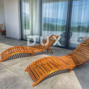 SRDOČI, MARTINKOVAC, BRESTOVICE-  stan u prizemlju 170m2 s panoramskim pogledom na more i bazenom + okućnice 250m2 najam