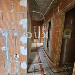SRDOČI - PRILIKA! Stan u prizemlju s okućnicom u vrhunskoj novogradnji 