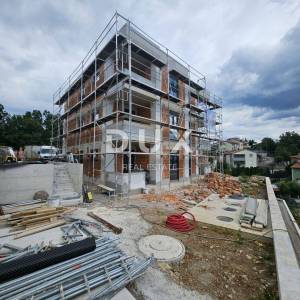SRDOČI - PRILIKA! Stan u prizemlju s okućnicom u vrhunskoj novogradnji 