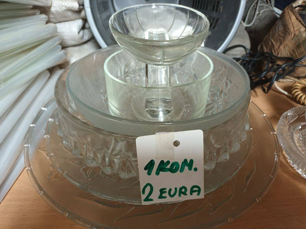 Staklene zdjele i razne stvari za domaćinstvo