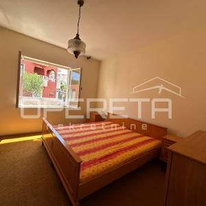 Stan 90 m² s pogledom na more u mirnoj ulici, blizu mora