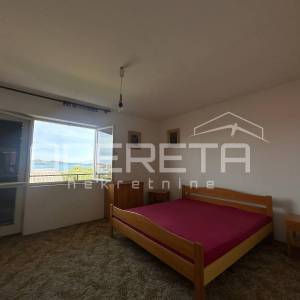 Stan 90 m² s pogledom na more u mirnoj ulici, blizu mora