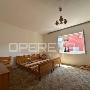 Stan 90 m² s pogledom na more u mirnoj ulici, blizu mora