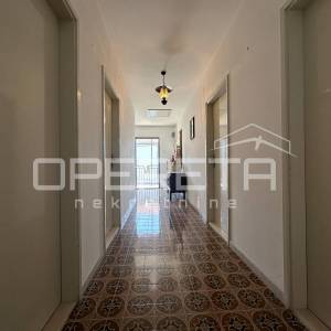 Stan 90 m² s pogledom na more u mirnoj ulici, blizu mora