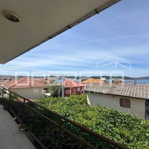 Stan 90 m² s pogledom na more u mirnoj ulici, blizu mora
