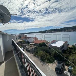 Stan na dvije etaže, 50 m od mora u Tisnom, 95 m2