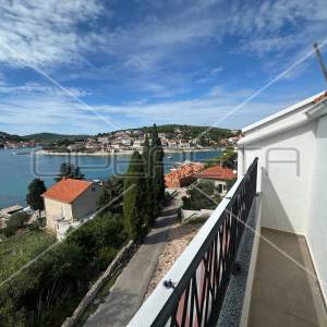 Stan na dvije etaže, 50 m od mora u Tisnom, 95 m2