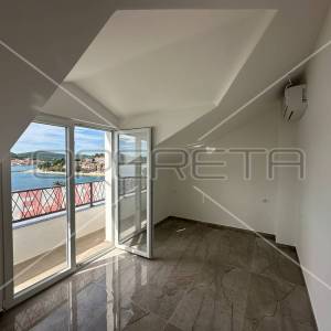 Stan na dvije etaže, 50 m od mora u Tisnom, 95 m2