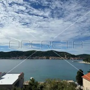 Stan na dvije etaže, 50 m od mora u Tisnom, 88,51 m2