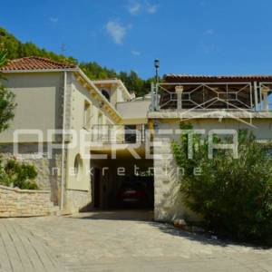 Stan na katu s terasom i bazenom – dugoročni najam, Korčula