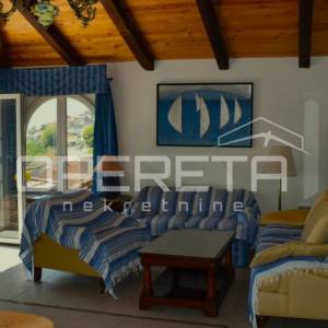 Stan na katu s terasom i bazenom – dugoročni najam, Korčula