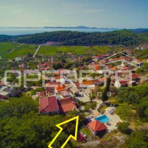 Stan na katu s terasom i bazenom – dugoročni najam, Korčula
