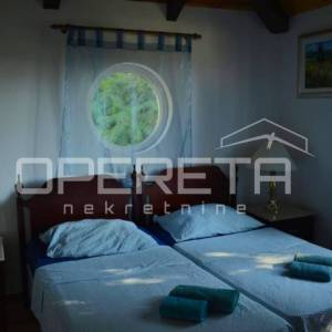 Stan na katu s terasom i bazenom – dugoročni najam, Korčula