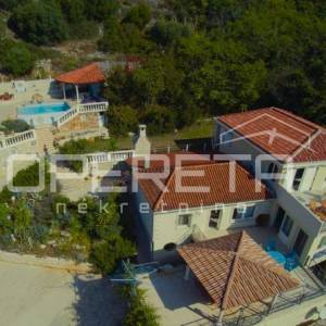 Stan na katu s terasom i bazenom – dugoročni najam, Korčula