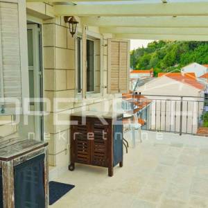 Stan s 2 sobe i terasom, 7 m do mora, pogled na more, Račišće, Korčula