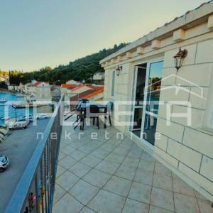 Stan s 2 sobe i terasom, 7 m do mora, pogled na more, Račišće, Korčula
