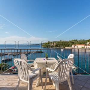 Stan s 2 sobe i terasom, 7 m do mora, pogled na more, Račišće, Korčula