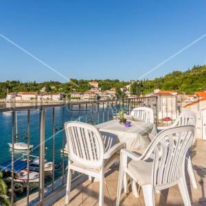 Stan s 2 sobe i terasom, 7 m do mora, pogled na more, Račišće, Korčula