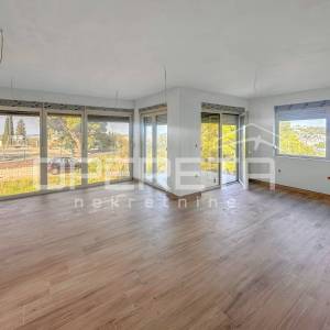 Stan s 2 spavaće sobe i balkonom, pogled na more – Šibenik