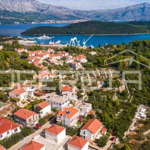 Stan s dvorištem, garažom i solarnom elektranom u Korčuli