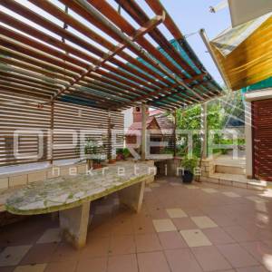 Stan s dvorištem, garažom i solarnom elektranom u Korčuli