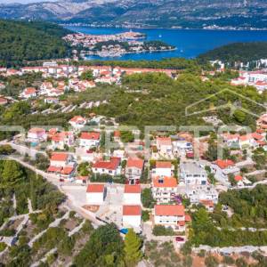 Stan s dvorištem, garažom i solarnom elektranom u Korčuli
