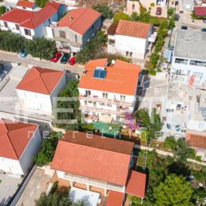 Stan s dvorištem, garažom i solarnom elektranom u Korčuli