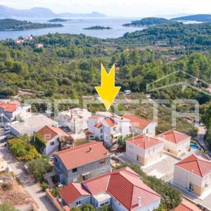 Stan s dvorištem, garažom i solarnom elektranom u Korčuli