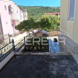 Stan s velikom terasom, 150 m od plaže – Rogoznica
