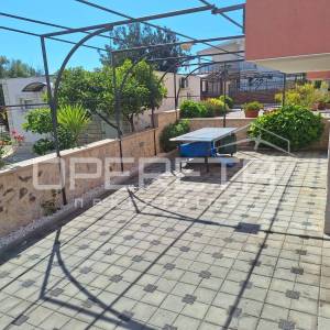 Stan s velikom terasom, 150 m od plaže – Rogoznica
