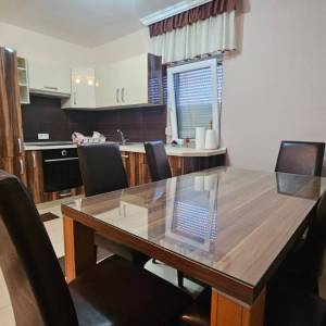 Stara Novalja: Kuća s 3 apartmana, veliko dvorište