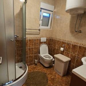 Stara Novalja: Kuća s 3 apartmana, veliko dvorište
