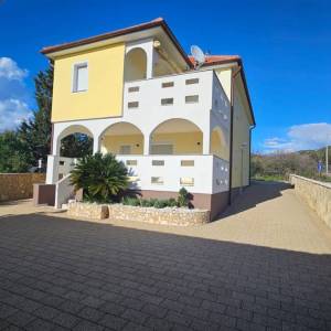 Stara Novalja: Kuća s 3 apartmana, veliko dvorište