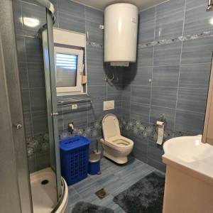 Stara Novalja: Kuća s 3 apartmana, veliko dvorište