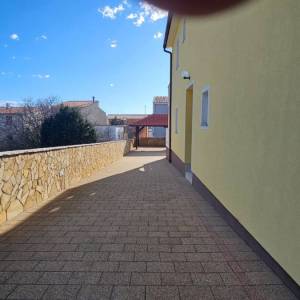 Stara Novalja: Kuća s 3 apartmana, veliko dvorište