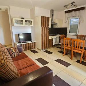 Stara Novalja: Kuća s 3 apartmana, veliko dvorište