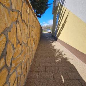 Stara Novalja: Kuća s 3 apartmana, veliko dvorište