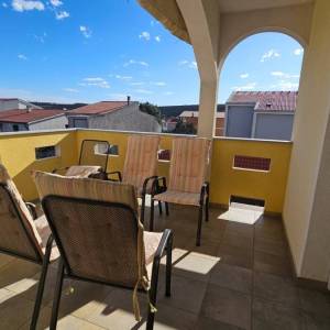 Stara Novalja: Kuća s 3 apartmana, veliko dvorište