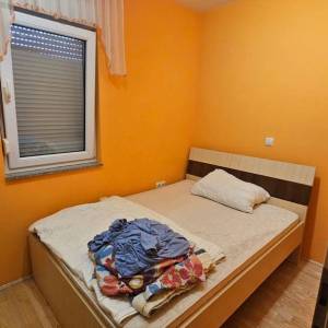 Stara Novalja: Kuća s 3 apartmana, veliko dvorište