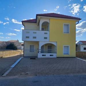 Stara Novalja: Kuća s 3 apartmana, veliko dvorište