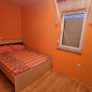 Stara Novalja: Kuća s 3 apartmana, veliko dvorište