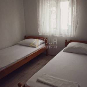 Starigrad, Seline, kuća s 3 stana + dodatni apartman, 100m od mora