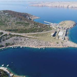 STINICA - građevinski teren 4285m2 sa postojećom zgradom od 500m2 za boutique hotel / hostel / motel /poslovno- apartmansku zgr...