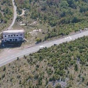 STINICA - građevinski teren 4285m2 sa postojećom zgradom od 500m2 za boutique hotel / hostel / motel /poslovno- apartmansku zgr...