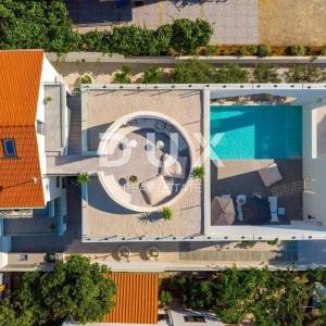 SUPETAR - ZADIVLJUJUĆA VILA S GRIJANIM BAZENOM I SAUNOM