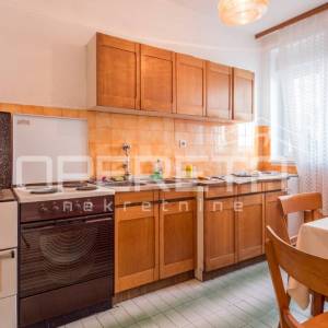 Svestrana kuća na rubnom dijelu Starog grada, Novi Vinodolski, 182 m²